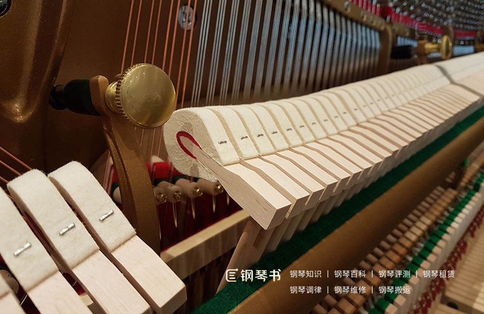 专业钢琴调音师工作中